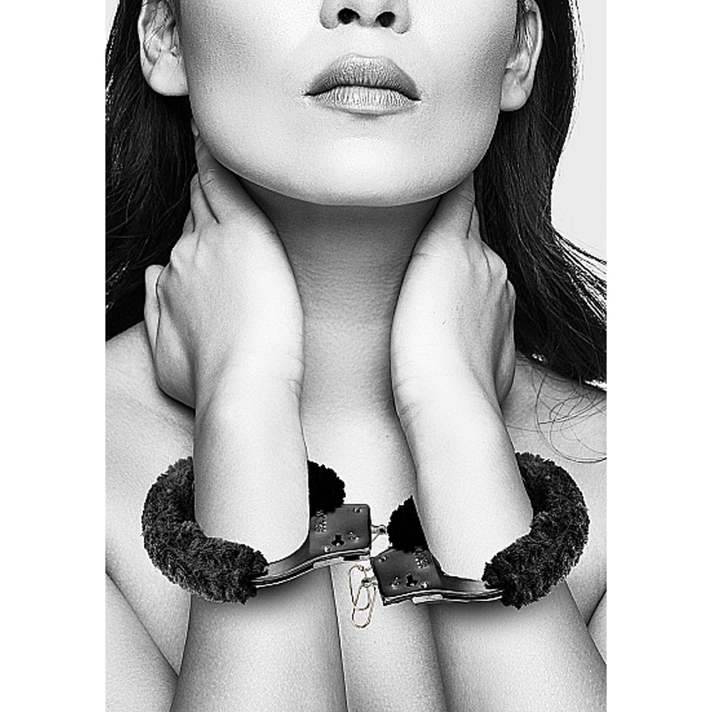SHOTS - OUCH! BLACK & WHITE BEGINNER PLEASURE FURRY WRIST CUFFS WITH QUICK-RELEASE BUTTON BLACK