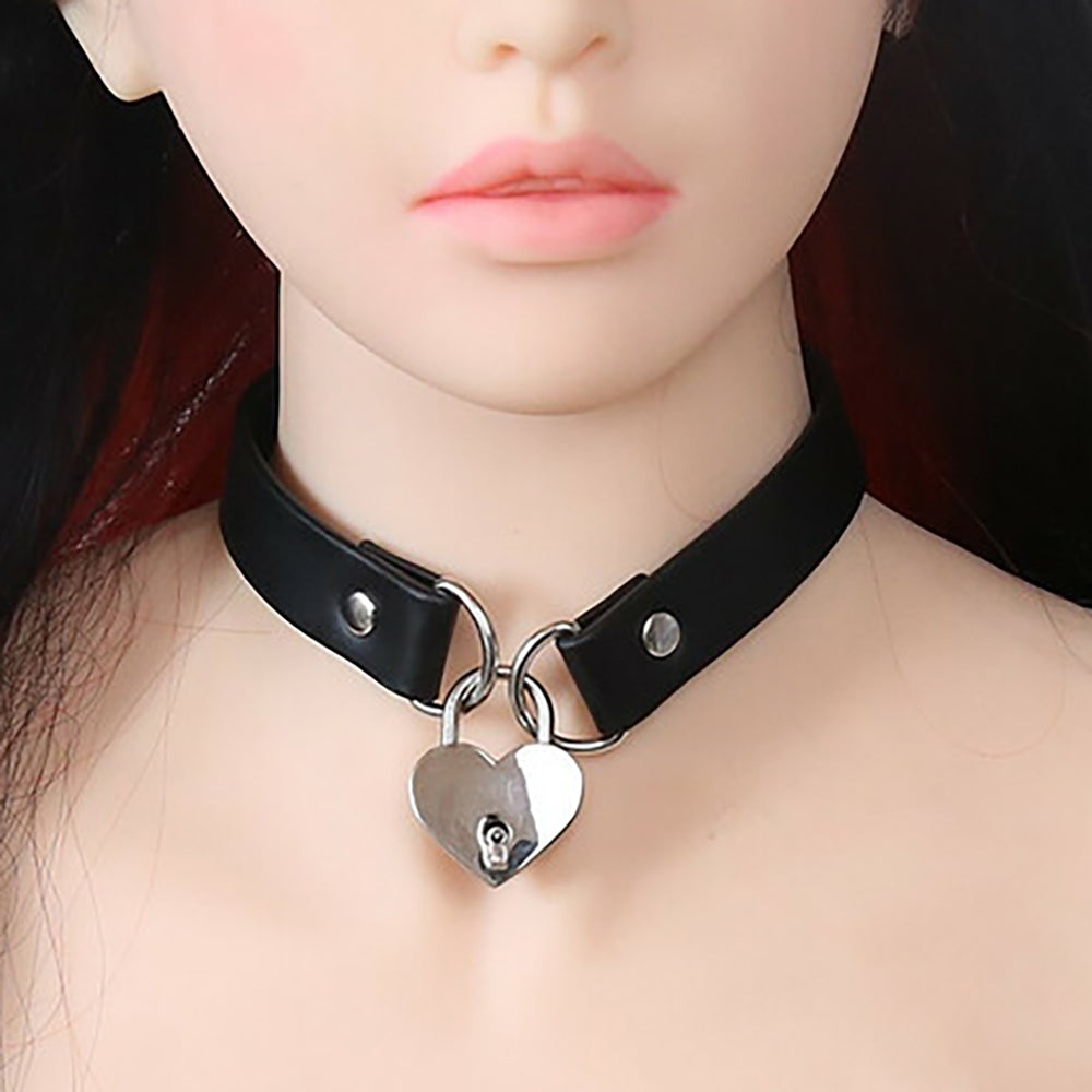 PLE''SUR - COLLAR DE PVC CON CORAZÓN, CANDADO Y LLAVE, EMBALAJE EN BOLSA NEGRA