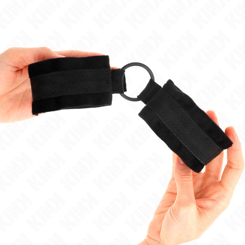 KINK - MENOTTES D'INITIATION EN FOURRURE 25 CM AVEC ANNEAU EN O 4 CM NOIR RÉGLABLES 15-25 CM