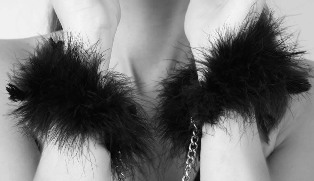 BIJOUX INDISCRETS - ZA ZA ZU FEATHER HANDCUFFS