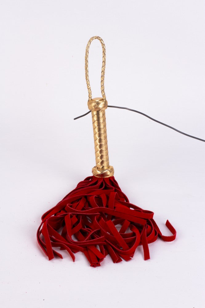 DEVIL STICKS - FLOGGER WITH METALLIC LEATHER HANDLE AND SUEDE LEATHER TAILS RED 18"