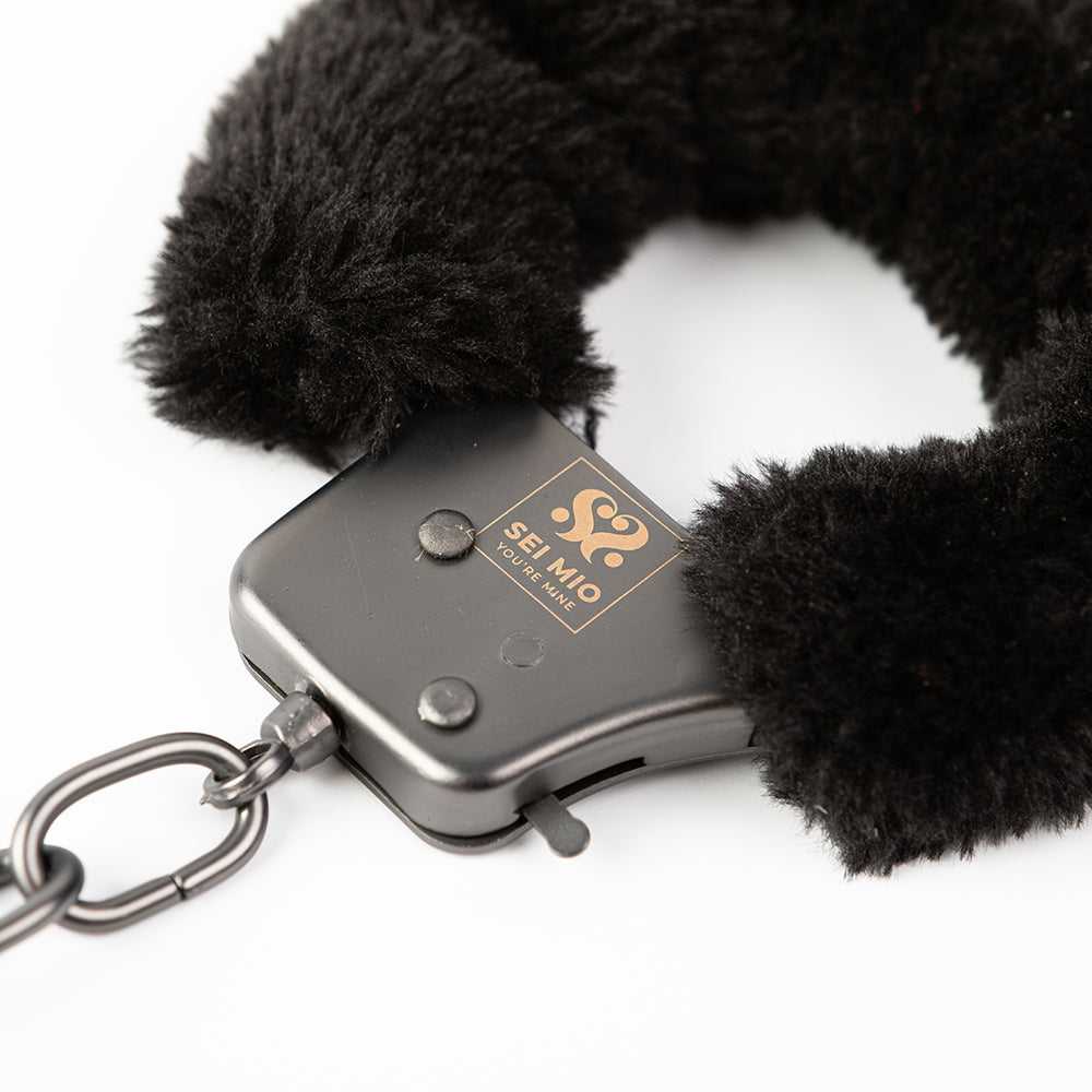 SEI MIO CUFF LOVE FURRY METAL HANDCUFFS