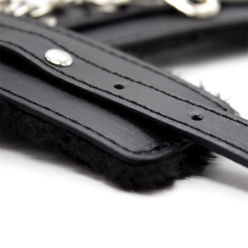 LATETOBED BDSM LINE - FUR LINED ADJUSTABLE HANDCUFFS 30 CM BLACK