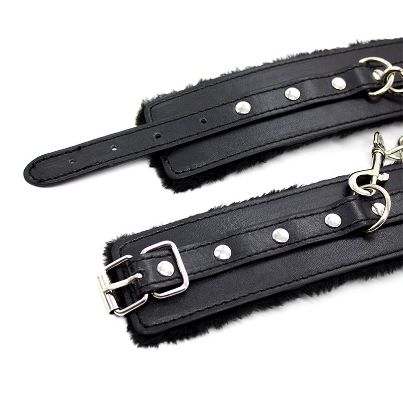 LATETOBED BDSM LINE - FUR LINED ADJUSTABLE HANDCUFFS 30 CM BLACK