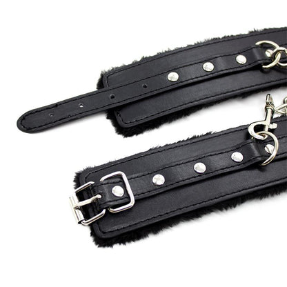 LATETOBED BDSM LINE - FUR LINED ADJUSTABLE HANDCUFFS 30 CM BLACK