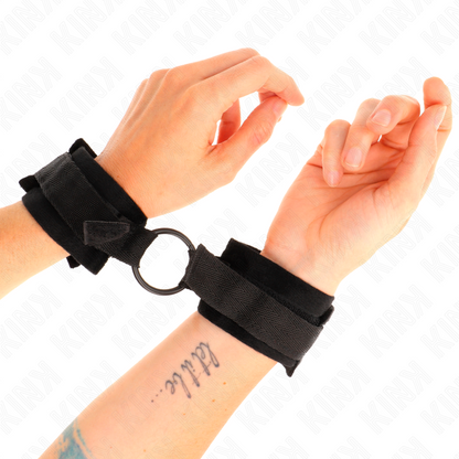 KINK - MENOTTES D'INITIATION EN FOURRURE 25 CM AVEC ANNEAU EN O 4 CM NOIR RÉGLABLES 15-25 CM