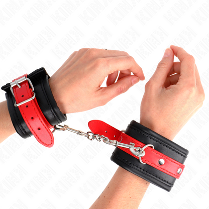 KINK - MUÑEQUERAS NEGRAS CON CORREA ROJA AJUSTABLES 17-28 CM X 6 CM