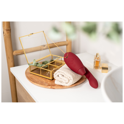 WOMANIZER - ESTIMULADOR DUO 2 BURDEOS