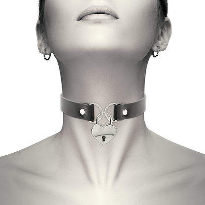 COQUETTE CHIC DÉSIR - COLLIER EN CUIR VÉGÉTALIEN AVEC ACCESSOIRE CŒUR ET CLÉ