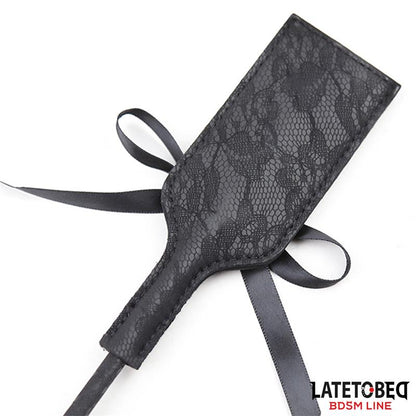 LATETOBED BDSM LINE - MULTI FEATHERS TICKLER AND LACE RIBBON PADDLE COMB