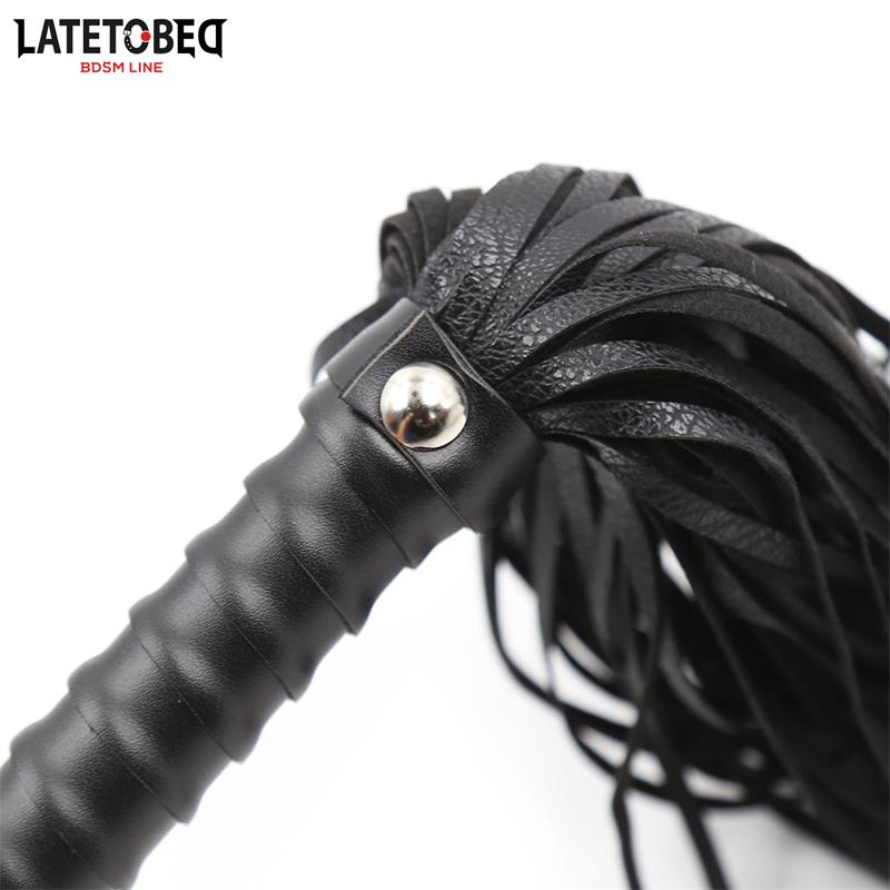 LATETOBED BDSM LINE - TEXTURED HANDLE FLOGGER BLACK 48.5CM