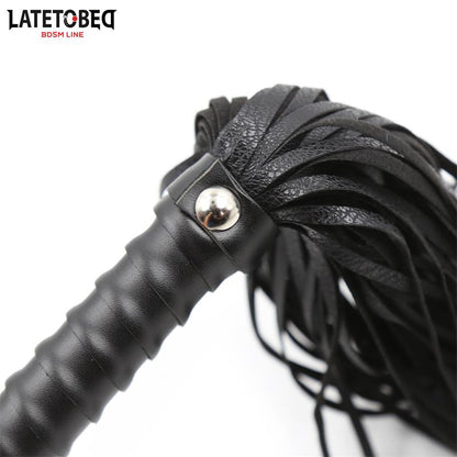 LATETOBED BDSM LINE - TEXTURED HANDLE FLOGGER BLACK 48.5CM